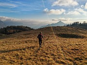 61 Scendendo i bei pratoni di Cascina Vecchiacon vista verso il Monte Gioco